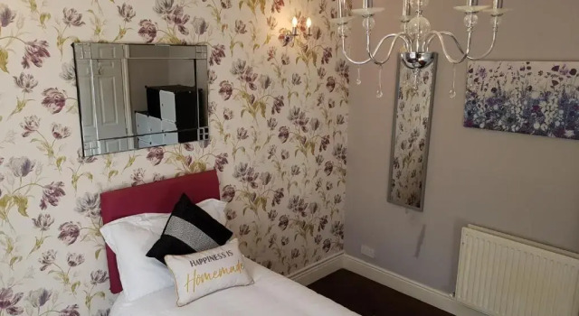 Апартаменты Slough Centre Townhouse with driveway parking for up to two cars