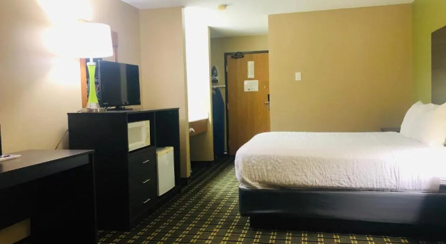Двухместный номер Standard AmericInn by Wyndham Columbus Wisconsin