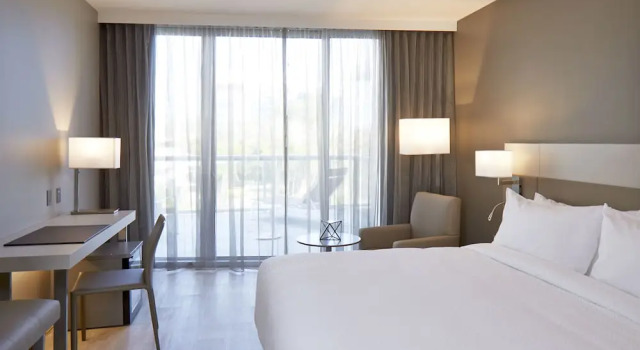 Двухместный номер с балконом и с видом на океан AC Hotel by Marriott Miami Beach