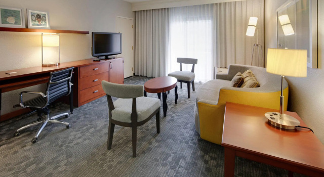 Двухместный люкс c 1 комнатой Courtyard by Marriott Atlanta Windy Hill/Ballpark