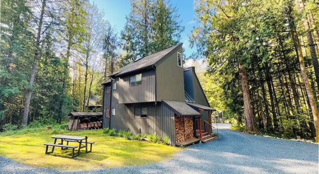 Коттедж Forested 4 BR w/ Games, Fire Pit & Wood Stove