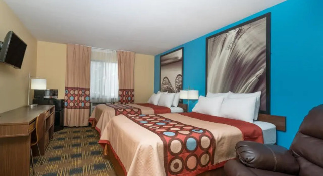 Четырёхместный номер Deluxe Super 8 by Wyndham Rochester Mayo Clinic Area