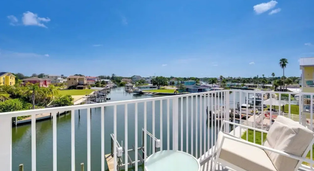 Апартаменты Walk to Beach! Waterfront Hudson Townhome