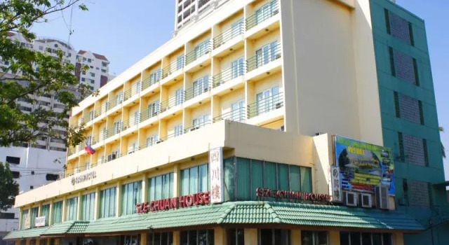 Кровать в общем номере Aloha Hotel