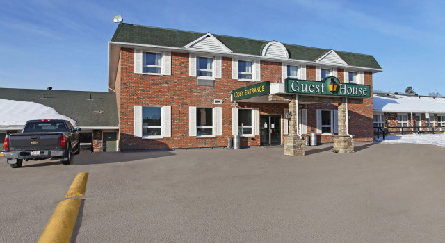 Guest House Inn & Suites, Book Pension Hoteller i Edson med parkering, Parkering