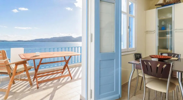 il porto di Milos, Prenota Hotel Adamas Milo