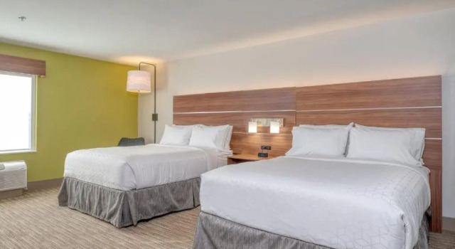 Четырёхместный номер Standard Holiday Inn Express Hotel & Suites Thornburg-S. Fredericksburg by IHG