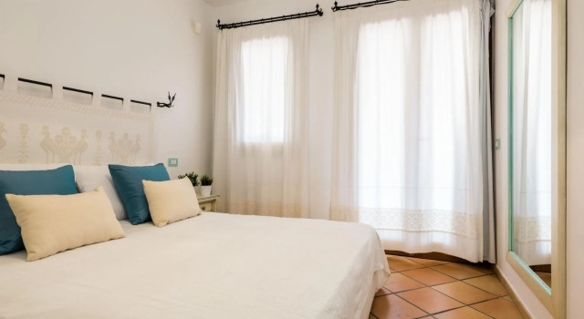 The apartment with garden and sea view  has 1 double bedroom and a twin bedroom, a bathroom with sho-Pedra Rosa A1, Prenota Appartamento Golfo Aranci Costa Smeralda