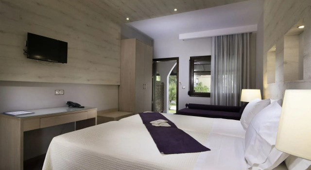 Semeli, Book Hotel Chrisi Akti 