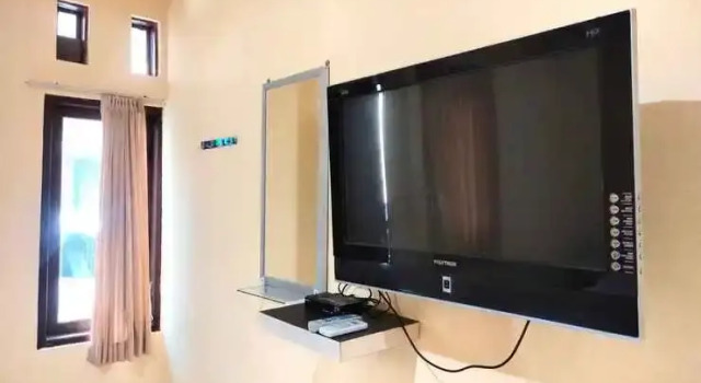 Wisma Mutiara near Alun Alun Demak Mitra RedDoorz, Забронировать Отель Демак провинция Центральная Ява