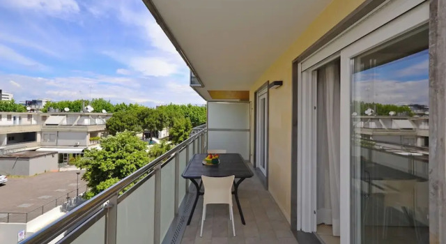 Modern Seaside Apartment With Balcony, Book Lejlighed Hoteller i Friuli Venezia Giulia med parkering, Parkering