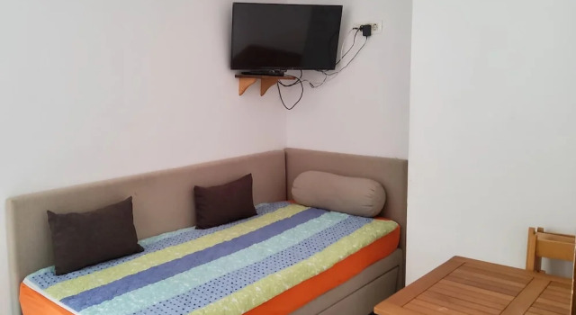 Appealing Apartment 8 Sleeps 3 Guests, Prenota Appartamento Splitska 