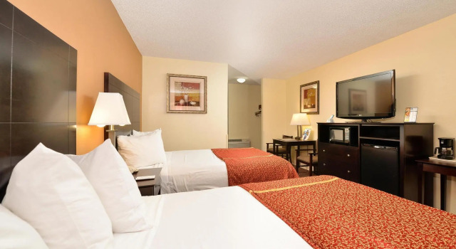 Четырёхместный номер Standard Days Inn by Wyndham St. Charles IL