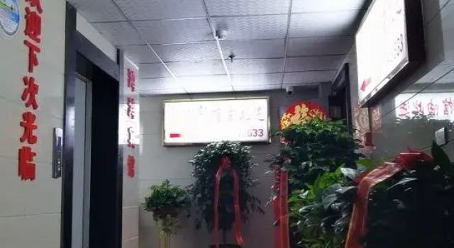 Hefeng Honghong Hotel, Prenota Hotel Enshi Prefecture Cina