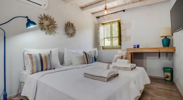 Holiday House, Castellos