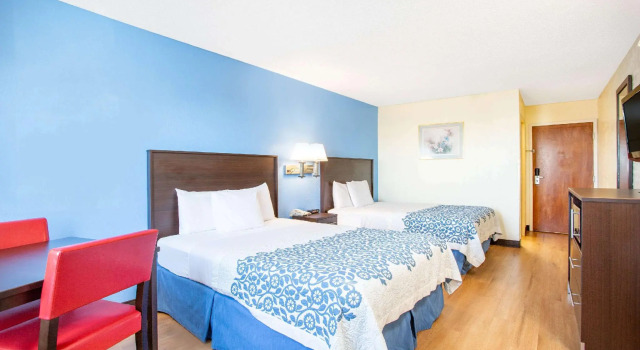 Четырёхместный номер Deluxe Days Inn by Wyndham Lancaster PA Dutch Country