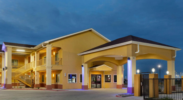 Кровать в общем номере Days Inn by Wyndham Odessa