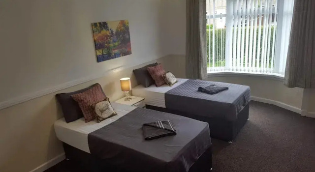Dragon - Muirdrum House 3 Bedroom Home, Забронировать Отель Отели Glasgow & The Clyde Valley с парковкой, Парковка