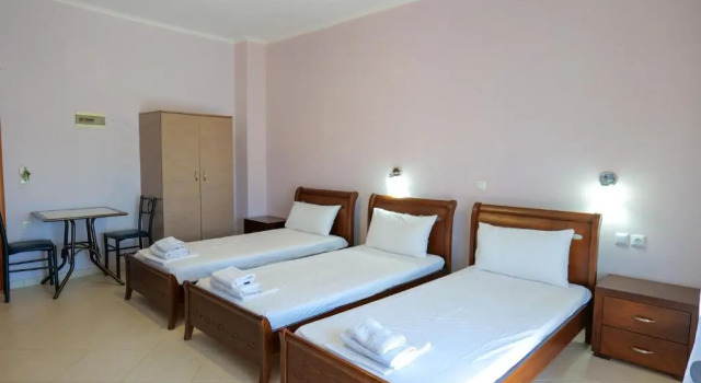 Трёхместный номер Standard с балконом Hotel Chris