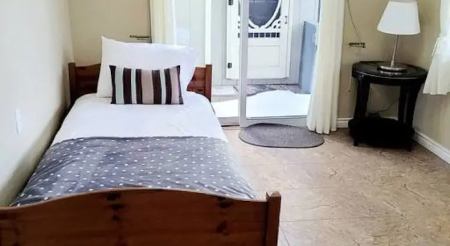 Апартаменты Pines Bay Waterfront cottage with Hot tub
