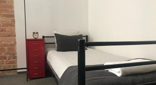 Mish Mash Hostel, Забронировать Хостел Отели Варшавы с парковкой, рядом с ОРКО Тауэр, Парковка