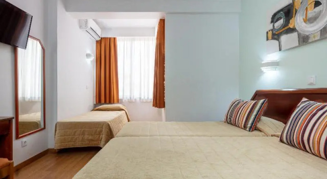Трёхместный номер Standard с балконом Hotel Anjos