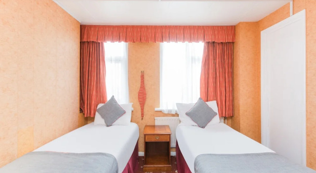 Четырёхместный номер Standard с красивым видом из окна OYO Stade Court Hotel