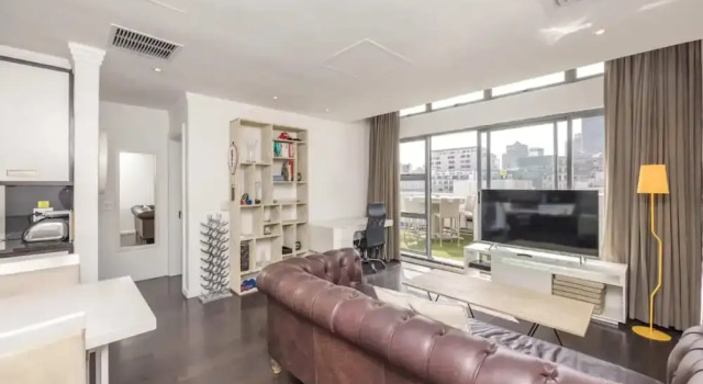Central and Spacious 1 Bedroom Flat With Swimming Pool, Забронировать Отель Отели Кейптауна с парковкой, рядом с Замок Доброй Надежды, Парковка