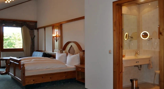 Номер Superior с видом на воду Hotel-Restaurant Kreuzberghof Tagungs- und Veranstaltungshotel