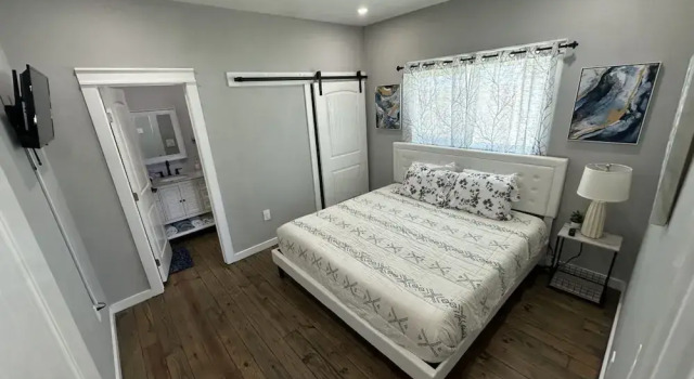 Cozy Seaside Cottage Escape