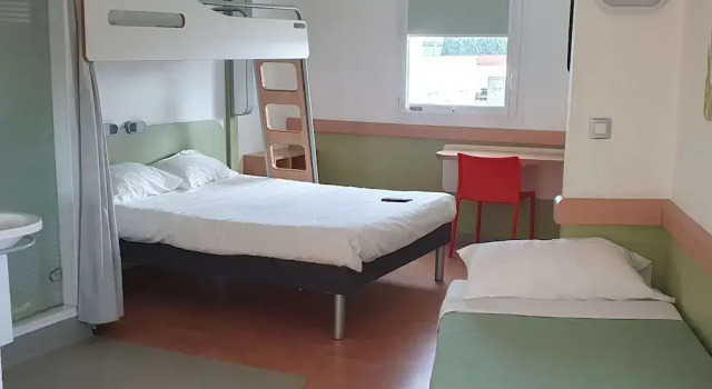 Четырёхместный семейный номер Standard Ibis Budget Roanne Hôtel