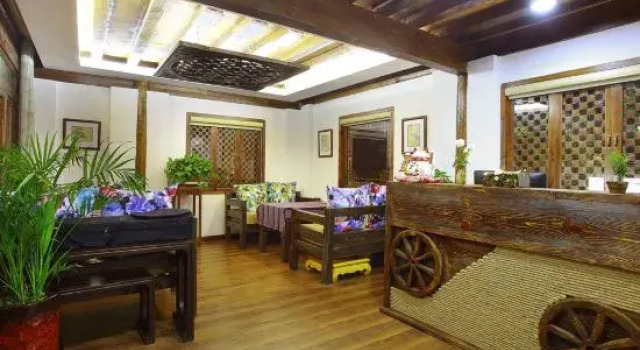 Nayuan Alice View Courtyard (Lijiang Ancient City Lion Rock Branch), Забронировать Отель Отели Лицзян с парковкой, рядом с Улица Сквер-стрит Древнего города Даянь, Парковка