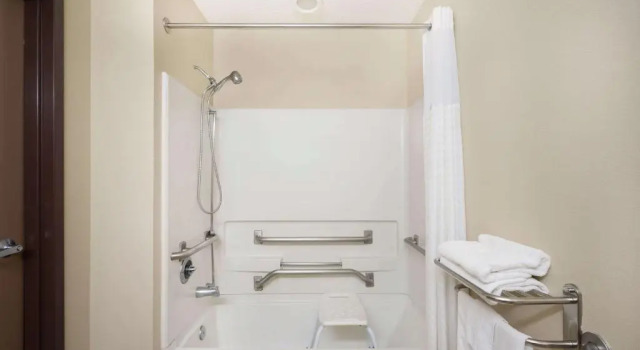 Четырёхместный номер Standard Microtel Inn by Wyndham Bowling Green