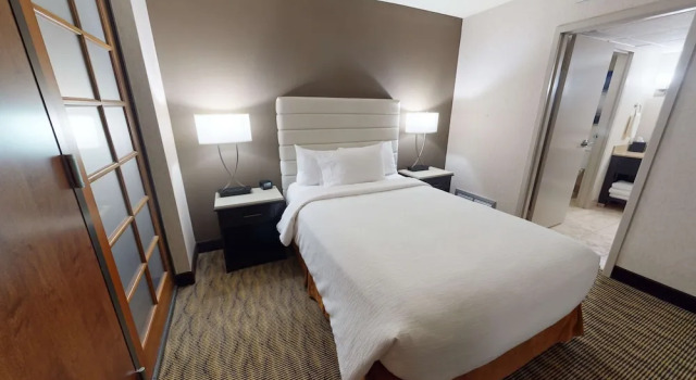 Двухместный люкс Deluxe для гостей с ограниченными возможностями Embassy Suites by Hilton Oklahoma City Will Rogers Airport