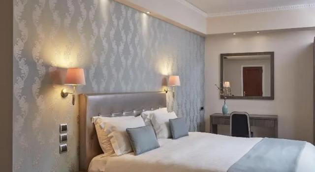Двухместный люкс с балконом Ava Hotel and Suites