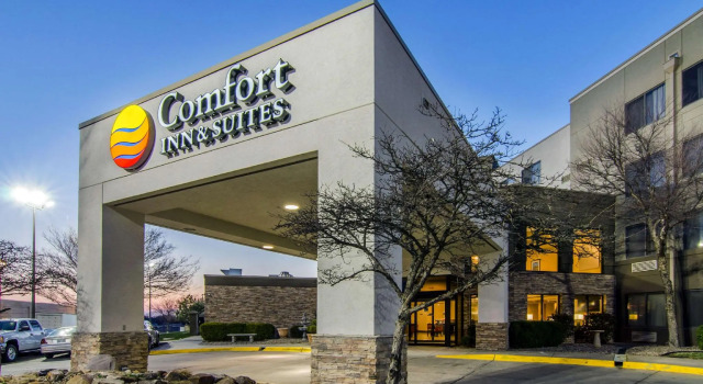 Comfort Inn & Suites Wichita Northeast, Забронировать Отель Уичито Канзас, рядом с KU Wichita Center For Healthcare