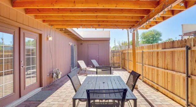 Апартаменты 5 Mi to Dtwn: Tucson Townhome w/ Pool Access!