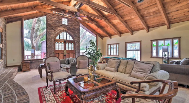 Коттедж Grand Valrico Home w/ Deck, Fire Pit & Yard!