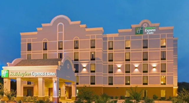 Кровать в общем номере Holiday Inn Express
