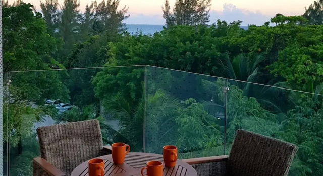Апартаменты с балконом Breathtaking 2BR apartment with partial sea view by Happy Address