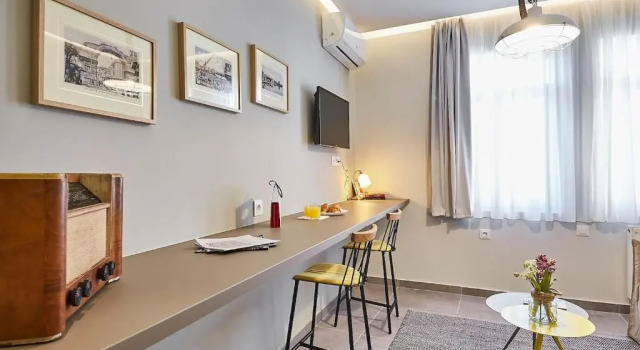 Live like a local in a Vintage 1bdr near Acropolis, Забронировать Отель Афины Острова Саронического залива - Аттика, рядом с Холм Филопаппос