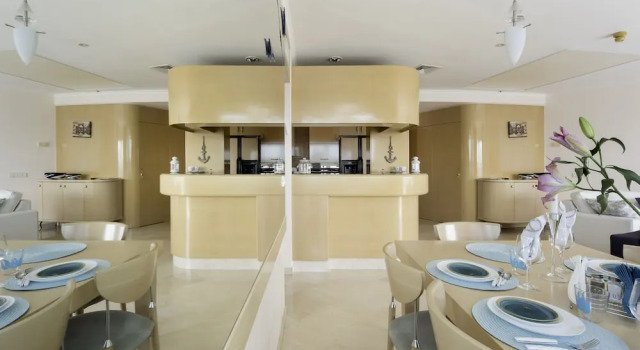 Luxurious 2BR w/ Panoramic Sea View by Sea N' Rent, Забронировать Отель Отели Тель-Авива с парковкой, рядом с Пляж Иерусалим, Парковка