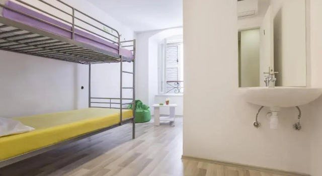 Кровать в общем номере Downtown Hostel