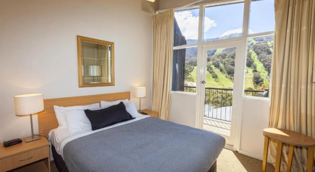 Двухместный номер Standard с балконом и с видом на горы The Denman Hotel in Thredbo