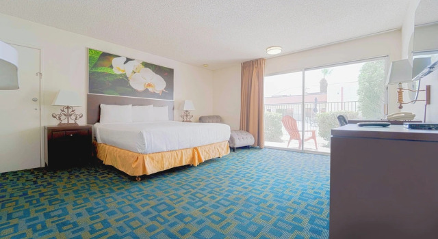 Двухместный номер Standard с балконом Royal Plaza Inn