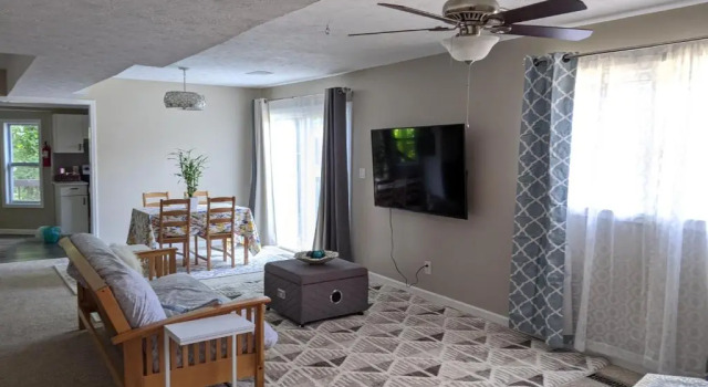 Люкс Modern Luxe Family & Groups Friendly Bungalow with Patio & Workspace