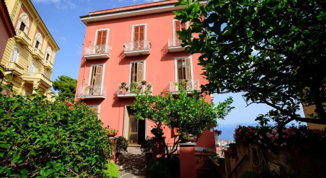 Large Apartment In The Heart Of Chiaia