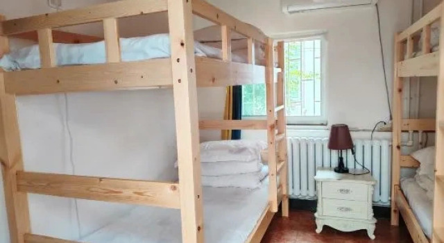 Кровать в общем номере (мужской номер) Qingdao 960 Youth Hostel Badaguan Sketching Base