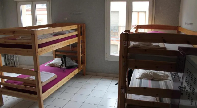 Кровать в общем номере La Petite Auberge de Saint-Sernin