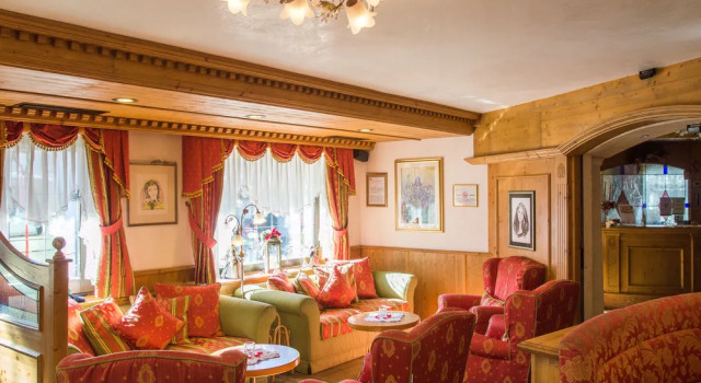 Hotel Alpino, Забронировать Отель Отели Сан-Мартино-ди-Кастроцца с парковкой, рядом с Горнолыжный подъёмник Кольбрикон Экспресс, Парковка